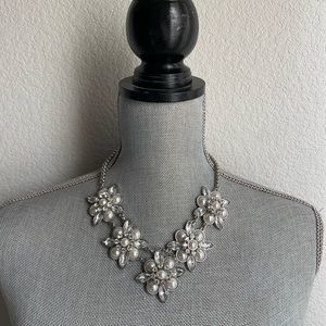 Pretty pearl statement necklace